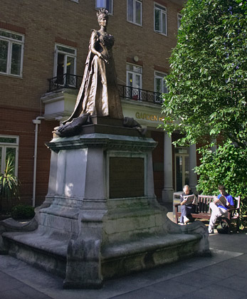 Florence Nightingale Statue, London Hospital, Aug 2004